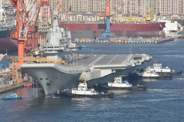 China Eerste Binnenland Gebouwde Vliegdekschip Het Type 001A Arriveert Scheepswerf — Stockfoto