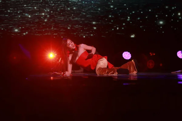 歌手と女優クォン 悠里韓国ガール グループ 少女時代 がショーケースの中に彼女の最初の実行の百合として知られているソロのアルバム 最初のシーン ソウル 南朝鮮の 2018 — ストック写真