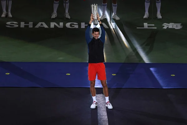 Novak Djokovic Serbia Sostiene Trofeo Campeón Después Derrotar Borna Coric — Foto de Stock