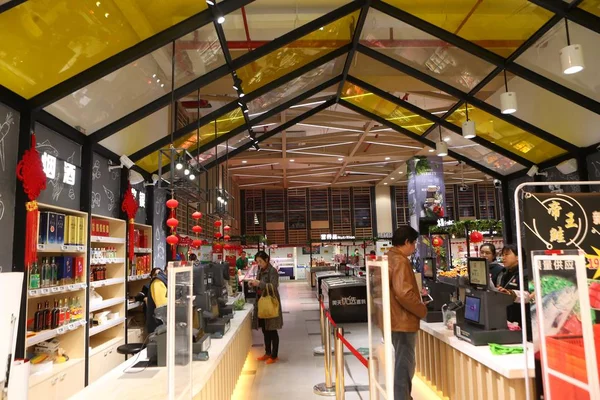Ügyfelek Üzlet Kínai Első Szupermarket Által Támogatott Mesterséges Intelligencia Sanghajban — Stock Fotó