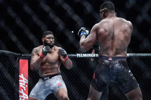 Francis Ngannou Camerún Francia Guantes Azules Lucha Contra Curtis Blaydes —  Fotos de Stock