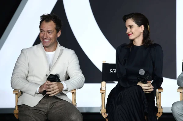 Brits Acteur Jude Law Links Amerikaanse Actrice Katherine Waterston Wonen — Stockfoto