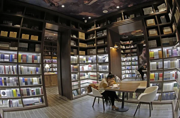 Los Clientes Leen Libros Librería Zhongshuge Inspirados Por Los Residentes — Foto de Stock