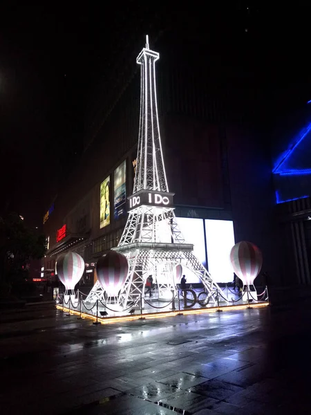 Sebuah Replika Menara Eiffel Dipamerkan Baoshan Wanda Plaza Shanghai China — Stok Foto