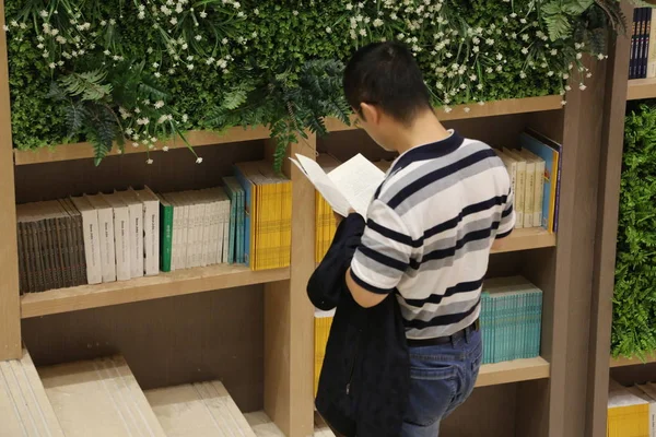 Cliente Livros Frente Uma Parede Livros Metros Altura Formada Por — Fotografia de Stock