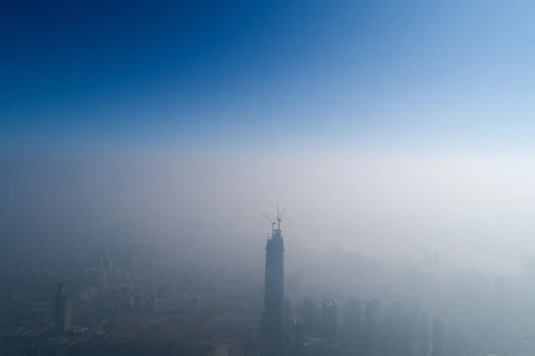 Een Luchtfoto Van Wolkenkrabbers Gehuld Door Zware Mist Wuhan Stad — Stockfoto