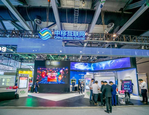 People Visit Stand China Mobile 6Th China Mobile Global Partner — стоковое фото