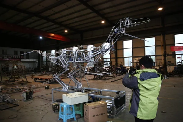 Szkielet Symulatora Dinozaurów Jest Wyświetlaczu Warsztacie Mieście Zigong Południowo Zachodniej — Zdjęcie stockowe