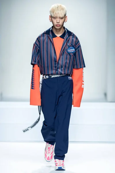 モデルは 2018 上海に上海ロンドンファッションウィークの春 2019年中 解毒剤のファッションショーで新しい創造を表示します — ストック写真