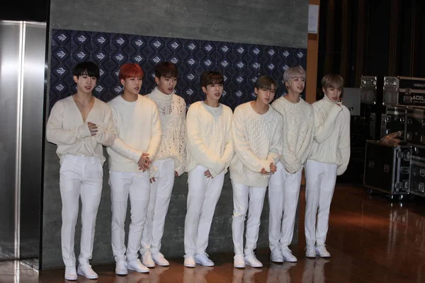 Les Membres Boys Group Sud Coréen Monsta Arrivent Pour Épisode — Photo