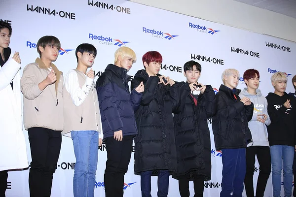 Medlemmer Det Sydkoreanske Drengeband Wanna One Deltager Salgsfremmende Arrangement Reebok - Stock-foto