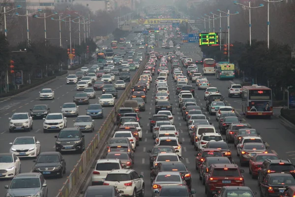 Masas Vehículos Mueven Lentamente Una Carretera Atasco Tráfico Ciudad Nan — Foto de Stock
