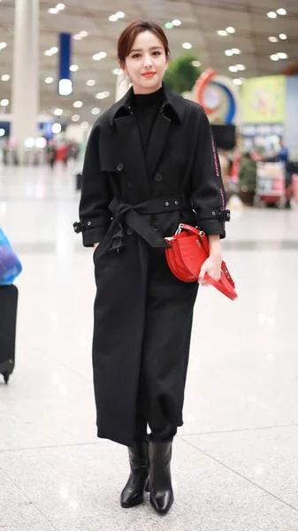 2018년 11월 29일 상하이에서 출발하기 공항에 도착한 여배우 — 스톡 사진