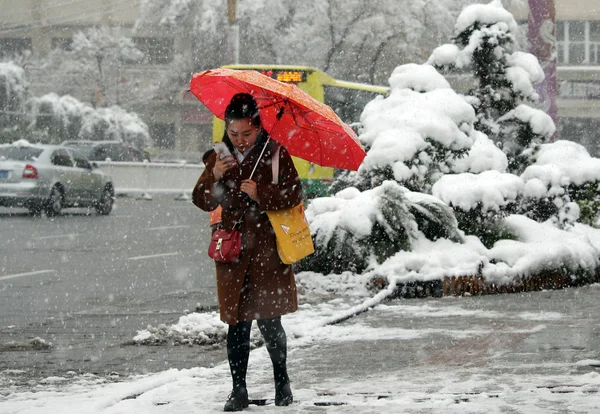 Gyalogos Séta Hóban Urumqi Város Északnyugat Kínai Xinjiang Uygur Autonóm — Stock Fotó