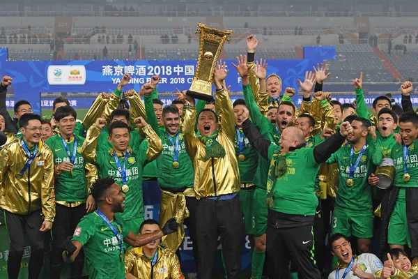 Spelare Beijing Sinobo Guoan Håll Pokalen Att Fira Efter Att — Stockfoto