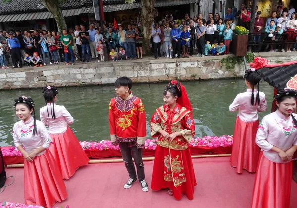 Darsteller Traditionellen Chinesischen Kostümen Zeigen Eine Traditionelle Lokale Hochzeitszeremonie Einem — Stockfoto