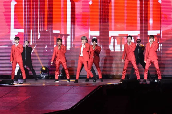 2018年10月13日 在台湾台北举行的20周年巡回演唱会上 韩国男孩乐队新华表演 — 图库照片