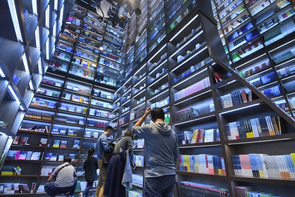 Los Clientes Leen Libros Librería Zhongshuge Inspirados Por Los Residentes —  Fotos de Stock