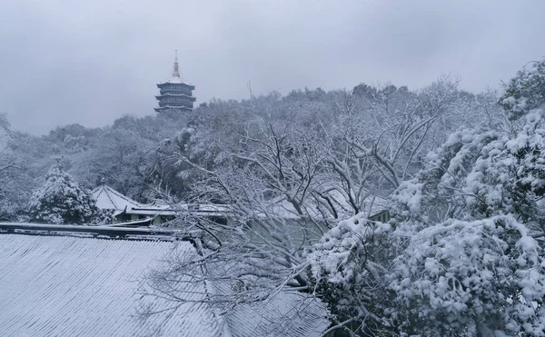 2018 日中国東部の浙江省杭州市の雪後西湖の風光明媚なスポットで雷峰塔の空撮 — ストック写真