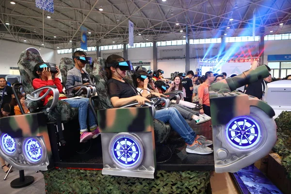 File People Experience Virtual Reality Devices 2018 China International Big — стоковое фото