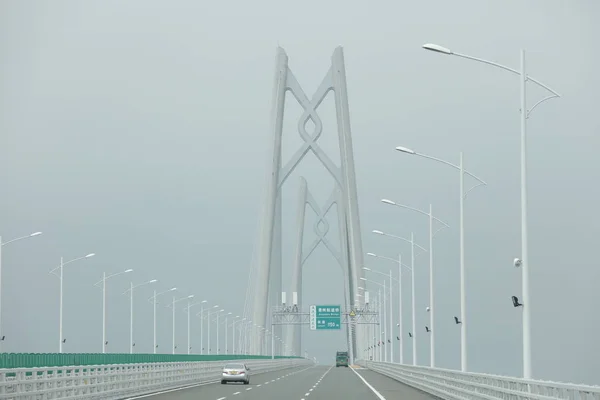 Veicoli Viaggiano Sul Ponte Trasversale Più Lungo Del Mondo Ponte — Foto Stock