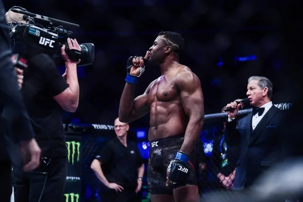 Francis Ngannou Camerún Francia Guantes Azules Reacciona Contra Curtis Blaydes — Foto de Stock