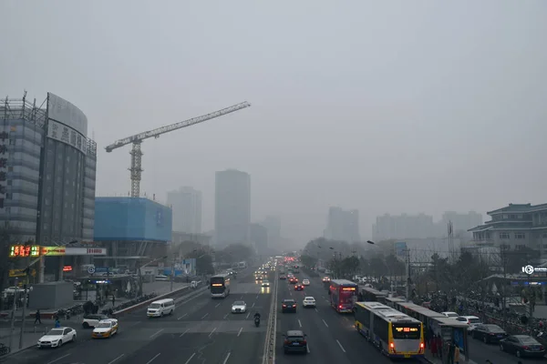 Carros Dirigem Uma Estrada Forte Neblina Cbd Central Business District — Fotografia de Stock