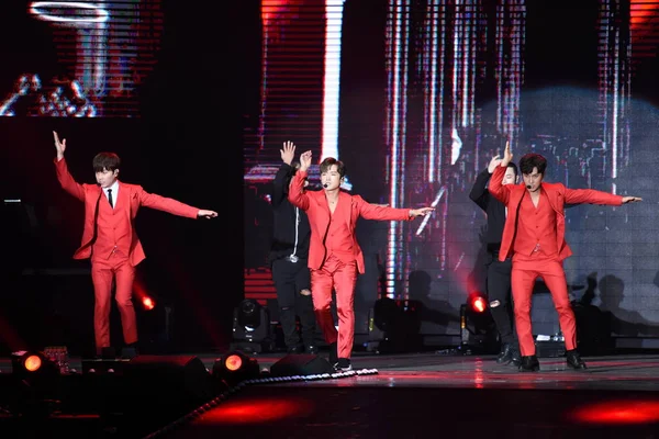 Membros Boy Band Sul Coreana Shinhwa Apresentam Durante Concerto Turnê — Fotografia de Stock