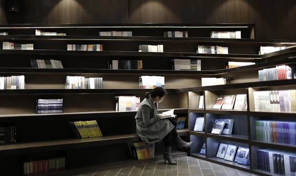 Customers Read Books Bookstore Zhongshuge Inspired Local Residents Due Unique — Stock Photo, Image