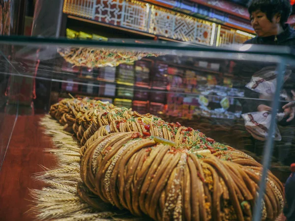 Giant Traditional Fried Dough Twisty Snack Mahua Weighing 59Kg Display — Stock Photo, Image