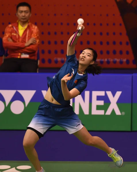 中国の Gao Fangjie 戻りますショットのぞみ奥原日本の女子シングルスの彼らの第二ラウンドの試合で 中国でヨネックス日の出香港オープン 2018 バドミントン選手権 2018 日の間に — ストック写真