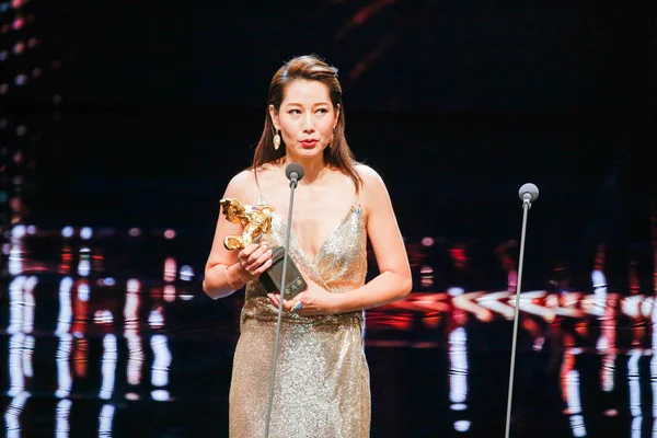 台湾の女優は 2018 日台北 ゴールデン ホース賞でベスト サポート女優賞を獲得した後彼女のトロフィーを保持します — ストック写真
