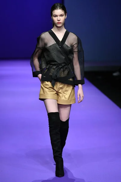 Modell Visar Skapelse Modevisning Jag Ying Den Kina Fashion Week — Stockfoto