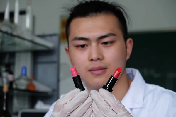 Estudiante Chino Zhang Tian Utiliza Materias Primas Para Hacer Pintalabios — Foto de Stock