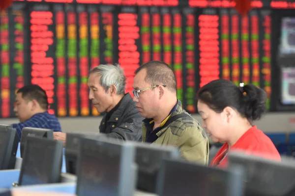 투자자 2018 중국의 안후이 시에서 빨강과 떨어지는 주식의 가격에 — 스톡 사진
