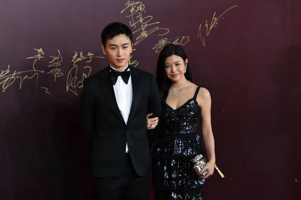 2018年12月8日 台湾女演员陈雪儿 和她的中国演员丈夫陈晓 在中国北京举行的第17届华标电影大奖红毯上摆姿势 — 图库照片