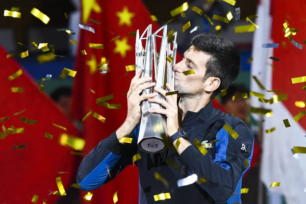Novak Djokovic Serbia Besa Trofeo Campeón Después Derrotar Borna Coric — Foto de Stock