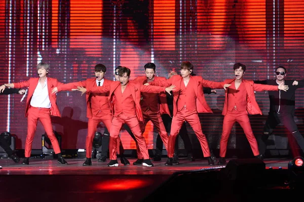 Участники Южнокорейской Бойз Бэнда Shinhwa Выступили Время Концерта Честь Летия — стоковое фото