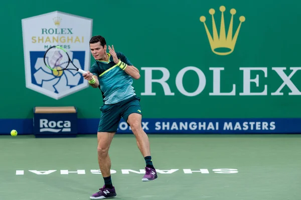 カナダのミロス島の Raonic 2018 上海でロレックス上海マスターズ 2018 テニスのトーナメント中に男子シングルスの彼らの最初のラウンドの試合でアメリカ合衆国のマッケンジー マクドナルドにショットを返します — ストック写真