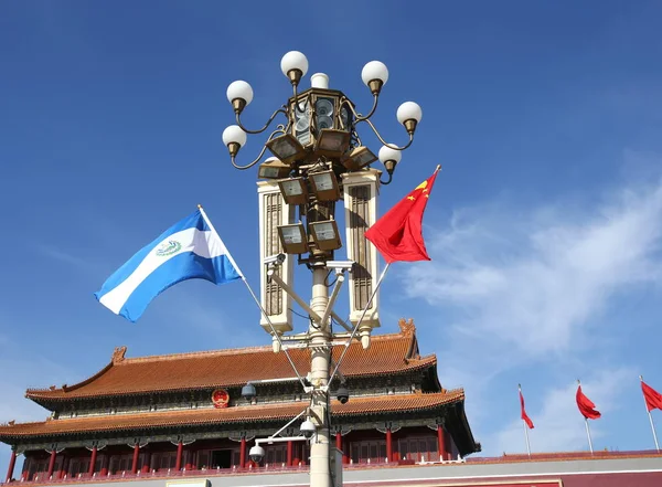 Des Drapeaux Nationaux Chinois Salvadoriens Flottent Sur Lampadaire Devant Tian — Photo