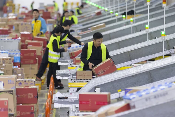 Chinese Workers Sort Out Parcels Most Which Singles Day Online — Stock Photo, Image