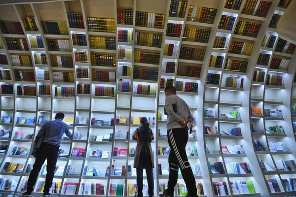Клиенты Читают Книги Книжном Магазине Zhongshuge Вдохновленные Местными Жителями Связи — стоковое фото
