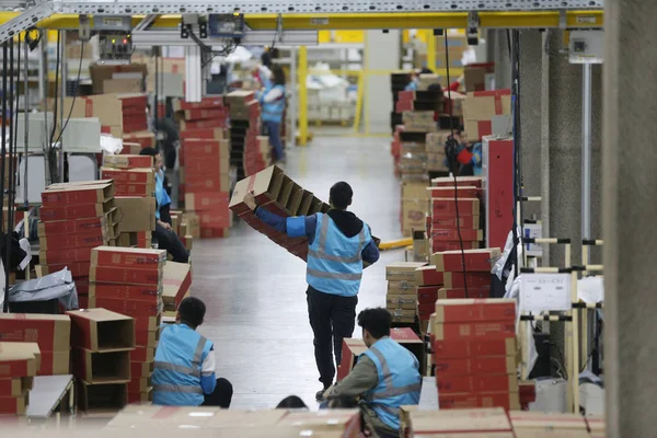 Chinese Workers Sort Out Parcels Most Which Singles Day Online — Stock Photo, Image