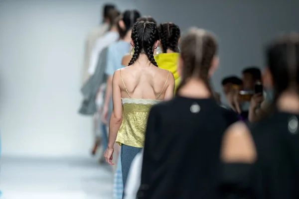 モデルは 2018 上海に上海ロンドンファッションウィークの春 2019年中桂のファッションショーの新しい作品を表示します — ストック写真