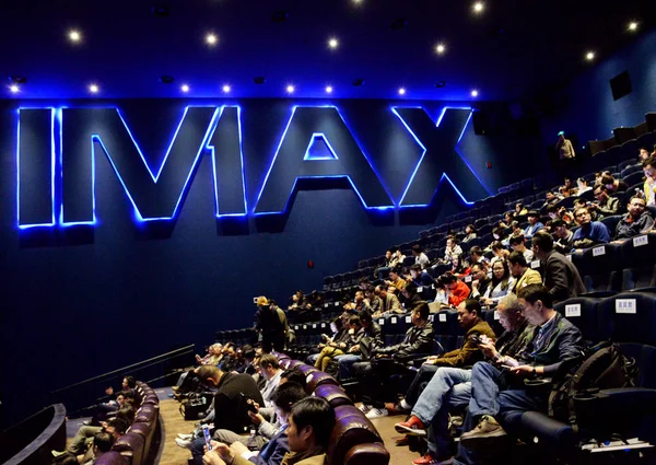 Datei Chinesische Kinobesucher Warten Einem Kino Mit Imax Der Stadt — Stockfoto