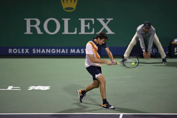 アメリカ合衆国のテイラー フリッツが 2018 上海市にロレックス上海マスターズ 2018 テニスのトーナメント中に男子シングルスの彼らの第二ラウンドの試合でアメリカ合衆国のサムクエリーにショットを返します — ストック写真