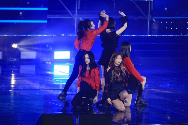 Miembros Del Grupo Chicas Surcoreanas Gfriend Tocan Durante Concierto Mbn — Foto de Stock