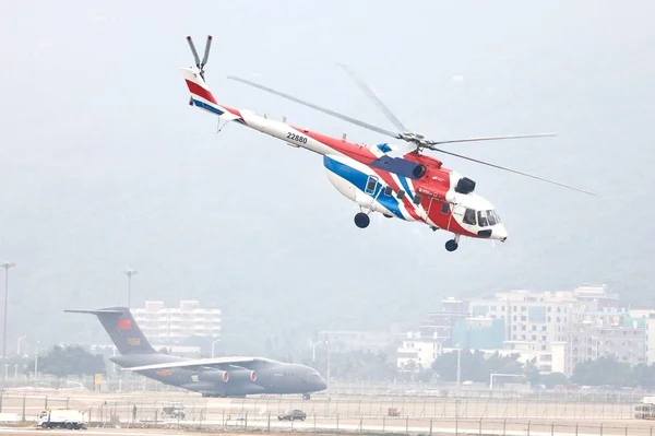 俄罗斯直升机的Mi 171A2多用途直升机在训练期间飞行 为第12届中国国际航空航天展做准备 该展会也被称为中国2018年航展 在中国广东省珠海市举行 — 图库照片