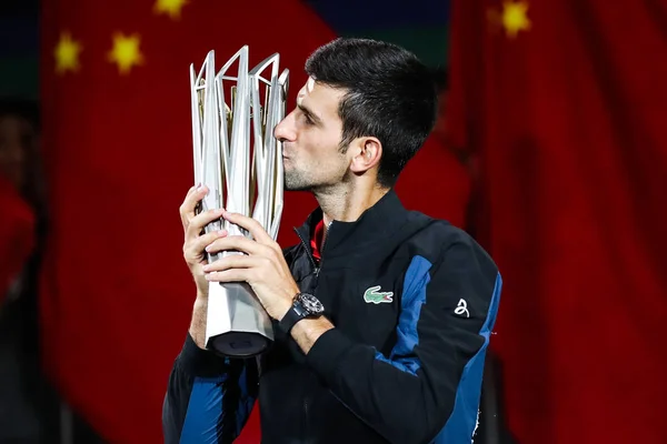 Novak Djokovic Serbien Håller Upp Sin Champion Trophy Efter Att — Stockfoto