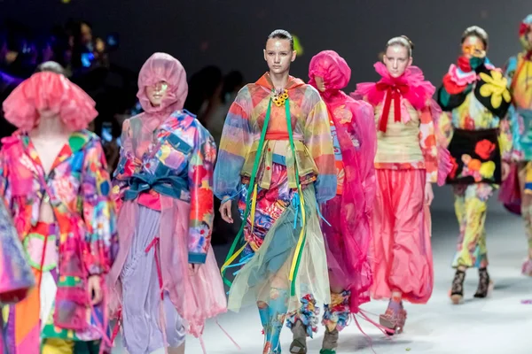 Modeller Visar Nya Skapelser Modevisning Leaf Xia Den Shanghai Fashion — Stockfoto